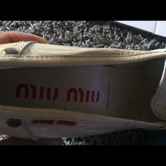 Miu Miu Tan Patent Stacked Heel - Picture 4 of 8